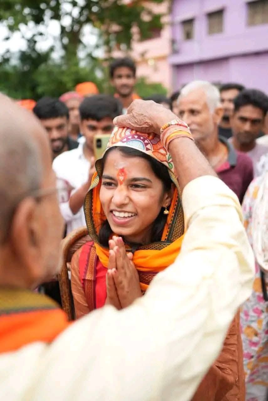 লোকগায়িকা থেকে রাজনীতিবিদ : মৈথিলী ঠাকুর!