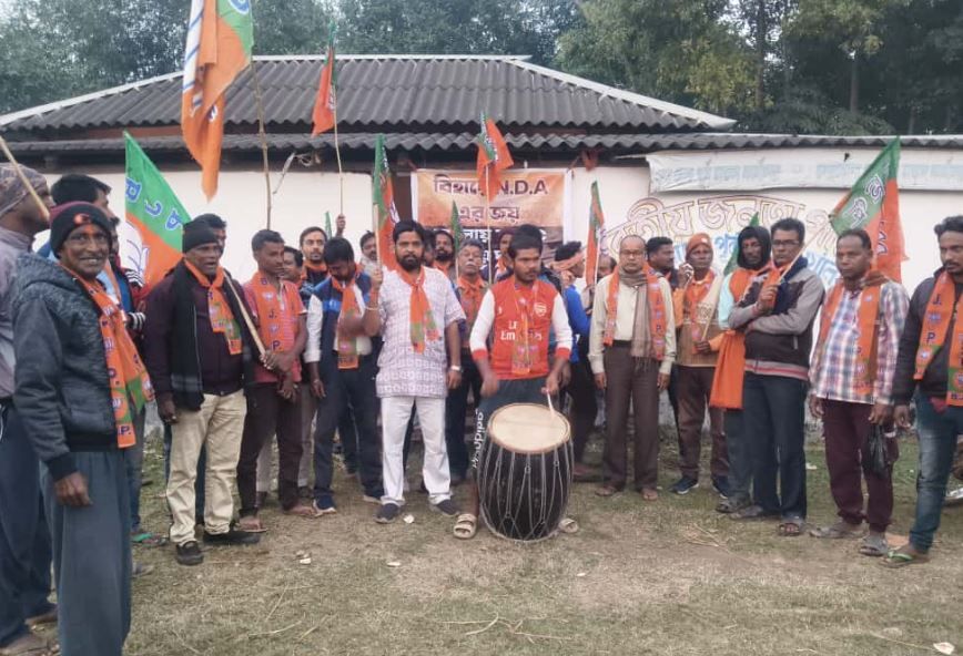 বিহার বিধানসভা নির্বাচনের ফলে বিজেপির আনন্দ উদযাপন, বাজলো ঢাক বিলি হলো লাড্ডু!