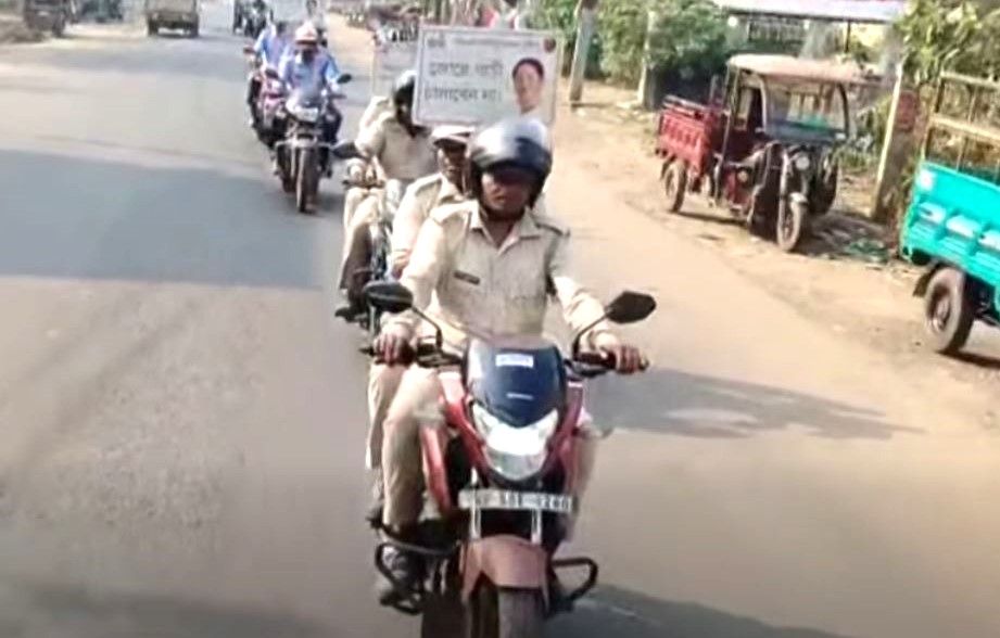 সেফ ড্রাইভ সেভ লাইফ-এর সচেতনতার র‍্যালি করল বেলদা থানার পুলিশ!