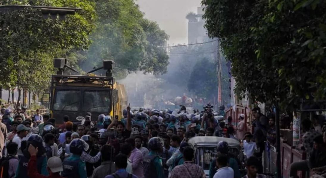 আবারও বঙ্গবন্ধুর 'ধানমন্ডি ৩২' বাড়িতে মব আক্রমণের চেষ্টায় দাঙ্গা, পুলিশ–সেনার সাউন্ড গ্রেনেড–লাঠিচার্জ!