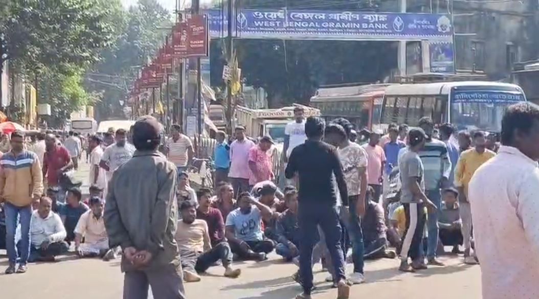 ঝাড়গ্রামের পাঁচমাথা মোড়ে টোটো চালকদের পথ অবরোধ!