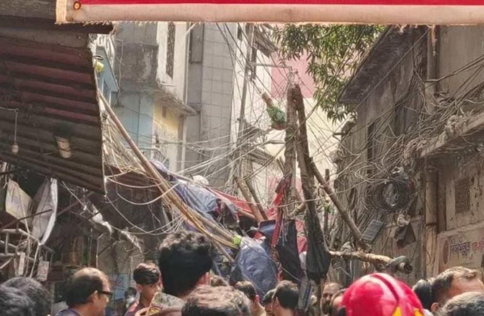 মিনিটখানেকের ভূমিকম্পে তছনছ বাংলাদেশ, মৃত অন্তত ৬!