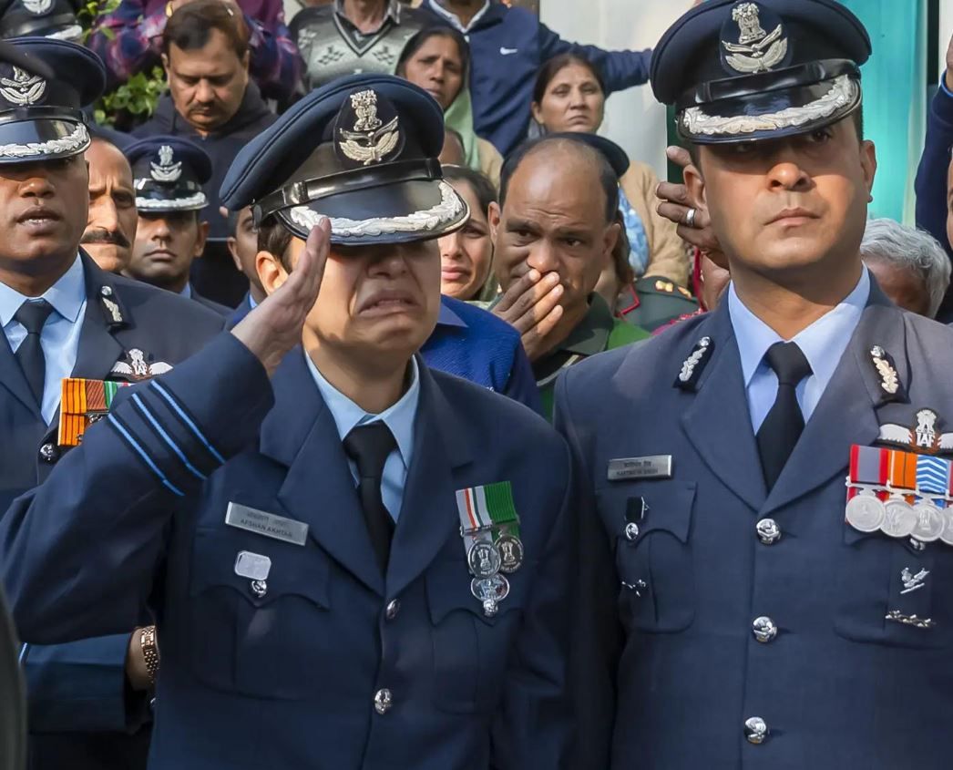 উইং কমান্ডার নমনশ সায়লকে শেষ বিদায় জানালেন স্ত্রী!