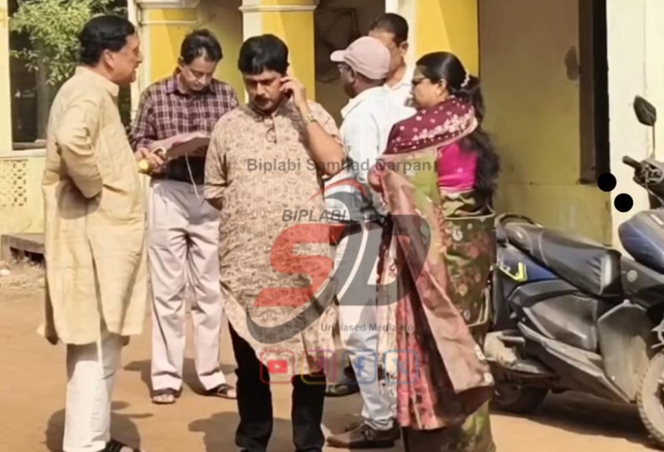 মেদিনীপুর শহরের বকেয়া সম্পত্তিকর আদায়ে নাগরিকদের দরজায় কড়া নাড়লেন মেদিনীপুর পৌরপ্রধান ও উপ পৌরপ্রধান!