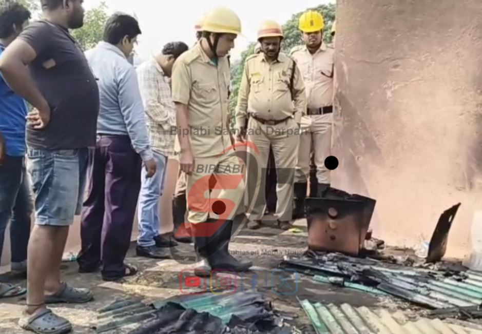 মেদিনীপুর শহরের এক বেসরকারি নার্সিংহোমে  লাগুয়া লজের ছাদে আগুন!