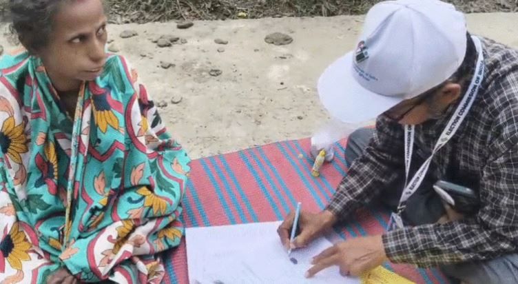 সাহায্য়ের হাত বাড়িয়ে দিলেন বাঁকুড়ায় বিএলও!