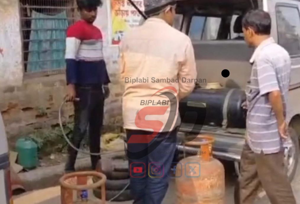 মেদিনীপুর শহরে প্রকাশ্যেই বেআইনি গ্যাস রিফিলিং করার অভিযোগ!