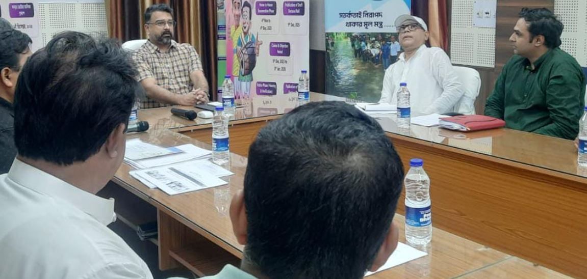 পশ্চিম মেদিনীপুর জেলা শাসকের কার্যালয়ের নিউ কনফারেন্স হলে অনুষ্ঠিত হলো এসআইআর নিয়ে সচেতনতা কর্মসূচি!