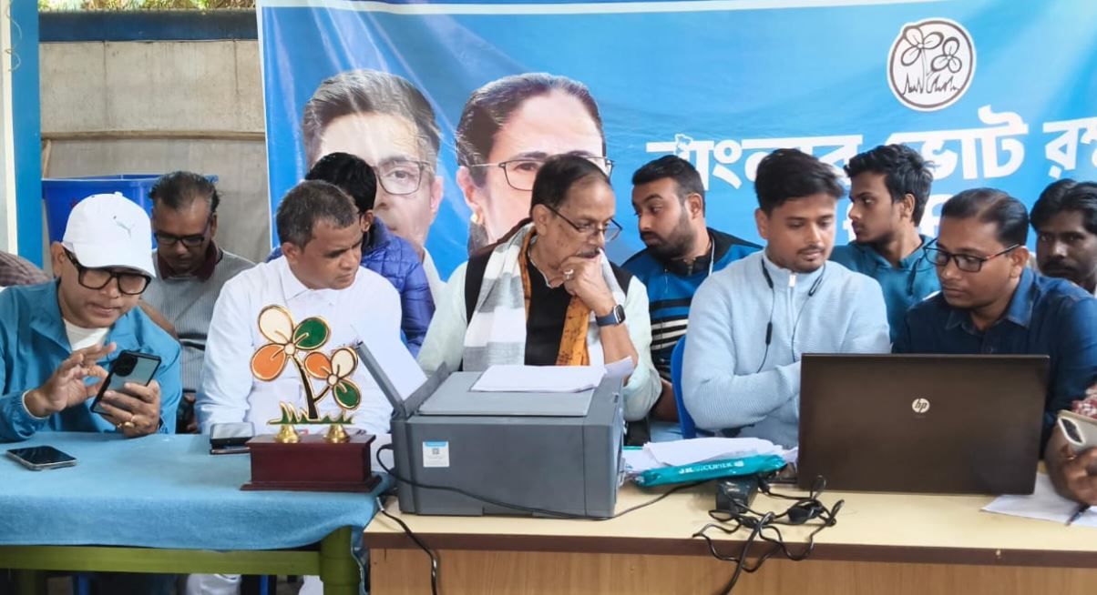 মেদিনীপুর বিধানসভা এলাকায় সংগঠনের কর্মকাণ্ড ও এসআইআর কার্যক্রম পর্যালোচনা করলেন রাজ্যের মন্ত্রী মলয় ঘটক!