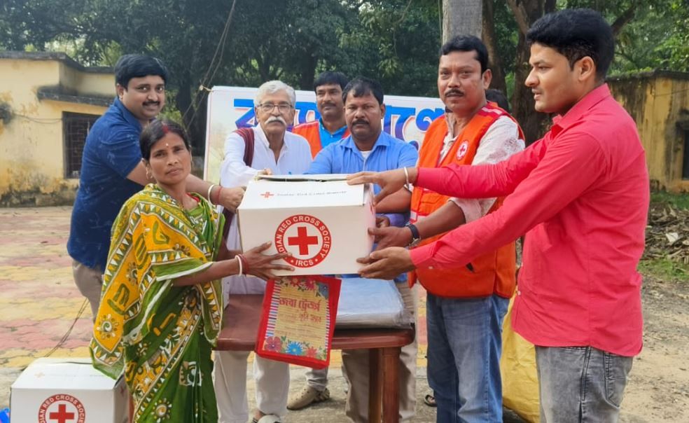ভারতীয় রেডক্রশ সোসাইটি ঘাটাল মহকুমা শাখা উদ্যোগে দুঃস্থদের ত্রাণ সামগ্রীর কর্মসূচি!