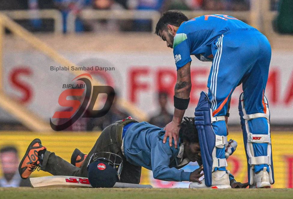 রাঁচিতে মাঠে ঢুকে কোহলির পা ছুঁলেন ভক্ত!