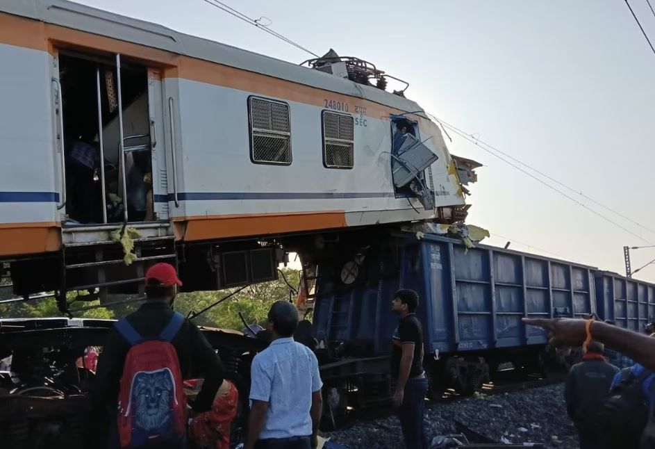 ছত্তিশগড়ে ভয়াবহ ট্রেন দুর্ঘটনা,দাঁড়িয়ে থাকা মালগাড়ির মাথায় উঠে দুমড়েমুচড়ে গেল চলন্ত লোকাল ট্রেন!
