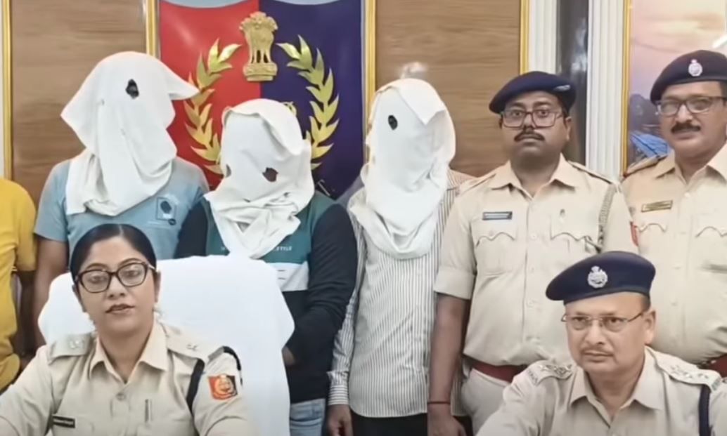 খড়্গপুরে কামাক্ষা-পুরী এক্সপ্রেস থেকে ছিনতাই হওয়া সোনা ভর্তি ব্যাগ উদ্ধার, গ্রেপ্তার তিনজন!