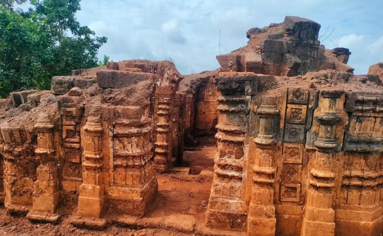 শুরু হলো পশ্চিম মেদিনীপুর জেলার কর্ণগড়ে রানি শিরোমণির গড়ের ঐতিহাসিক স্থাপত্যের সংস্কার কাজ!