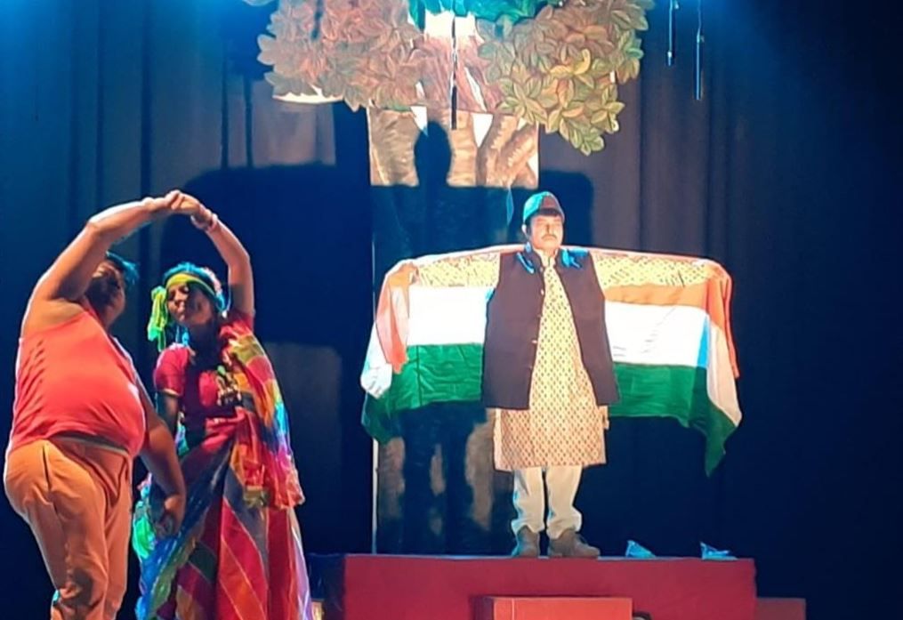 মেদিনীপুরে নাট্য মেলায় নজর কাড়লো তরুণ থিয়েটারের 'লাগ ভেলকী লাগ'!