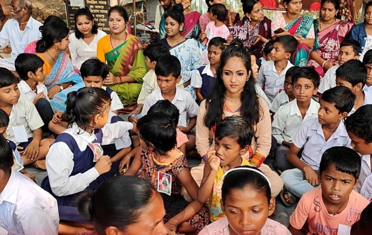 নারায়ণগড়ে আদিবাসী শিশুদের মাঝে মেয়ের জন্মদিন পালন করলেন অধ্যাপিকা!
