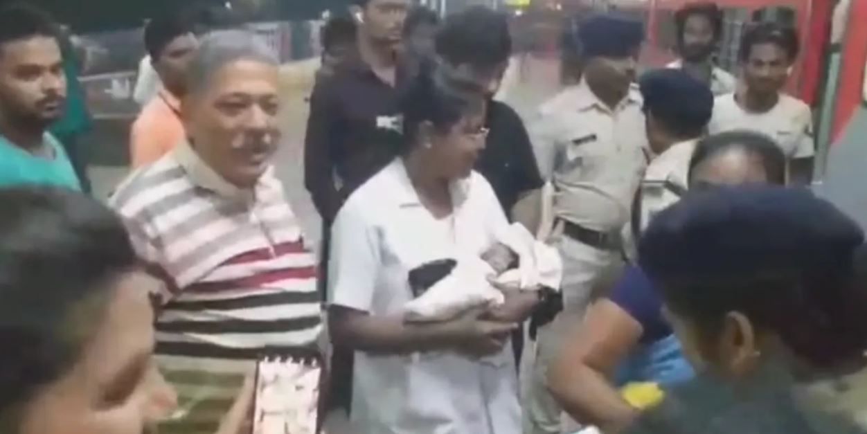 খড়্গপুরের হিজলি স্টেশনে চলন্ত ট্রেনেই (পুরী-জয়নগর এক্সপ্রেস) কন্যা সন্তানের জন্ম দিলেন তরুণী!