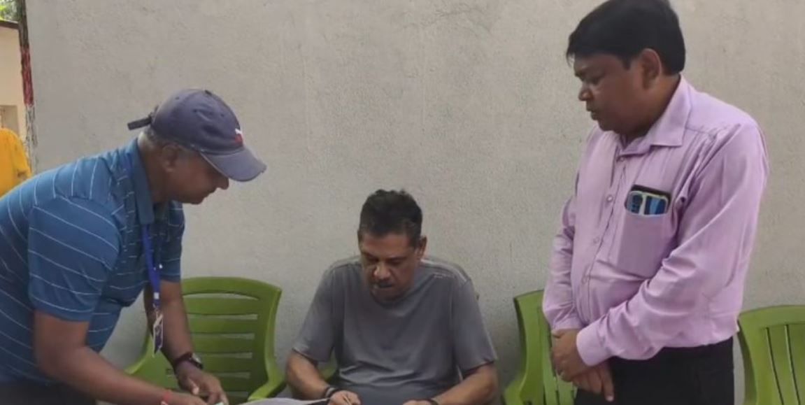 এসআইআর প্রক্রিয়ার জন্য বিএলওর কাছ থেকে এনুমারেশন ফর্ম নিলেন বর্ধমান-দুর্গাপুরের সাংসদ কীর্তি আজাদ!