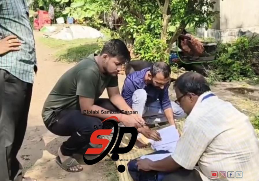 মেদিনীপুর বিধানসভার  ২৮১ নম্বর বুথে বিএলও-রা  মাদুর পেতে বসে এনুমারেশন ফর্ম বিলি করছেন সাধারণ ভোটারদের মধ্যে!