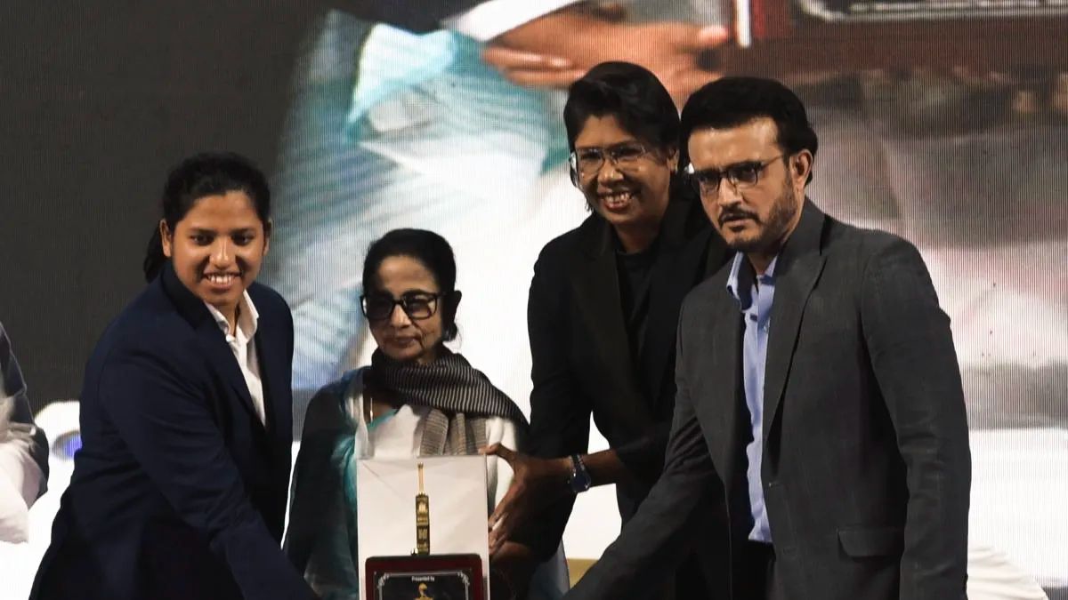 ইডেনে রিচার সম্মানযাত্রা: সোনার ব্যাট, ‘বঙ্গভূষণ’ ও ডিএসপি পদে নিযুক্ত হলেন বিশ্বজয়ী  তারকা