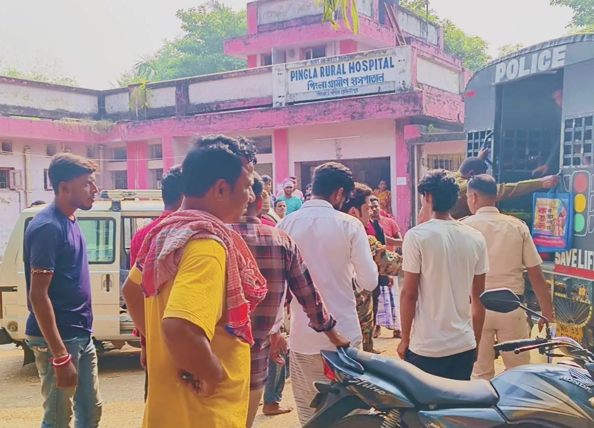 পিংলার মুন্ডুমারিতে বাসের ধাক্কায় দুই তরুণের মর্মান্তিক মৃত্যু, এলাকায় শোকের ছায়া!