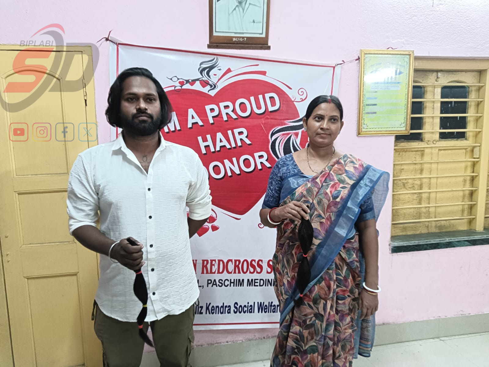 ক্যান্সার আক্রান্তদের পাশে দাঁড়াতে ভারতীয় রেড ক্রস সোসাইটির ঘাটাল শাখা কর্তৃক আয়োজিত শিবিরে চুল দান করলেন এক স্বর্ণশিল্পী ও এক গৃহবধূ !