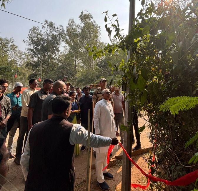 পশ্চিম মেদিনীপুর জেলার নারায়ণগড়ের মকরামপুরে সোলার লাইটের উদ্বোধনে প্রাক্তন সাংসদ দিলীপ ঘোষ!