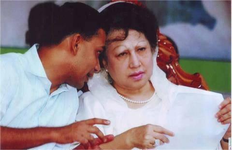 জীবন-মৃত্যুর সন্ধিক্ষণে খালেদা জিয়া, মায়ের সংকটকালে দেশে ফিরতে উদগ্রীব পুত্র তারেক