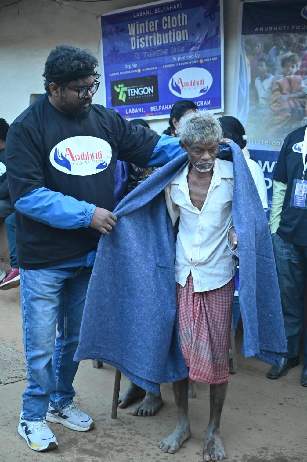 বেলপাহাড়ীর লবনিতে অসহায় মানুষের পাশে ‘তেগোন ফাউন্ডেশন’, বিতরণ করা হলো শীতবস্ত্র!