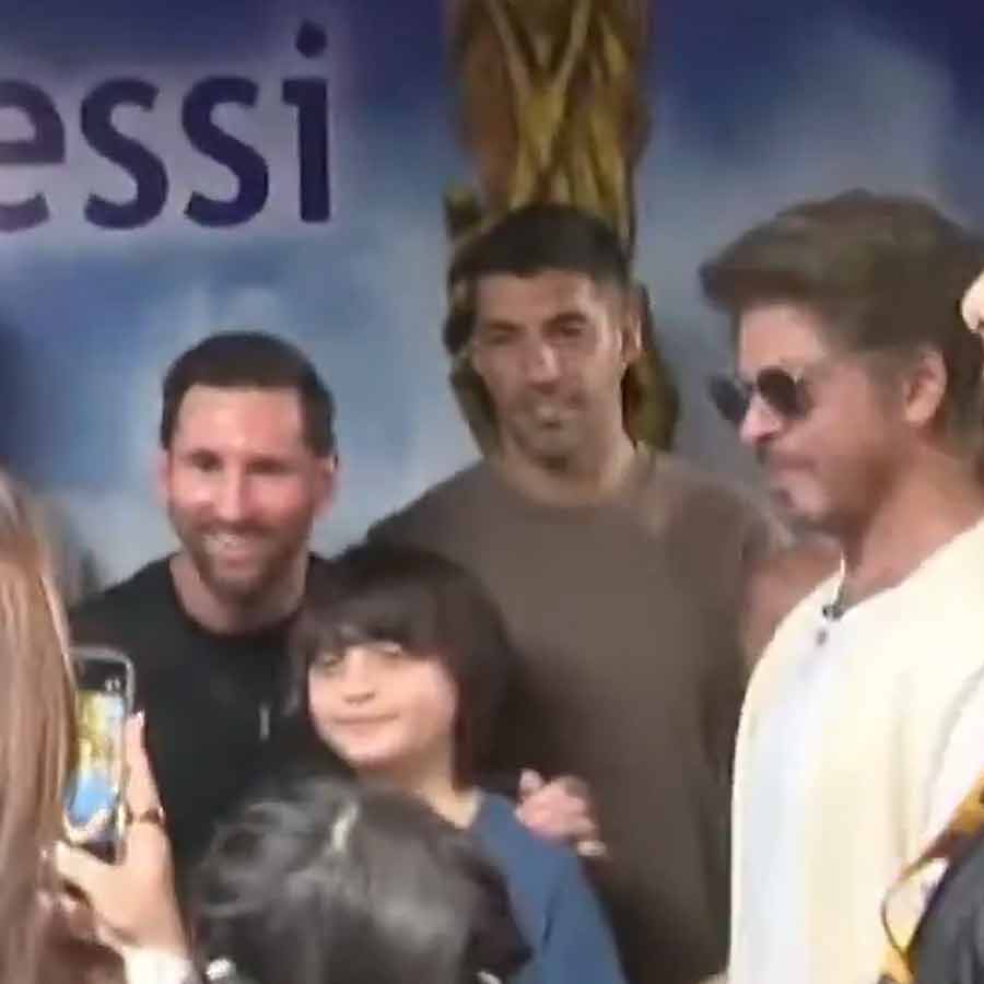 ফুটবল ঈশ্বরের বরপুত্র ও বলিউড বাদশা এক ফ্রেমে, সাক্ষী কলকাতা!একবার হাত মেলানো ও সঙ্গে একটি ছবি তোলার  জন্য গুনতে হবে কত টাকা?