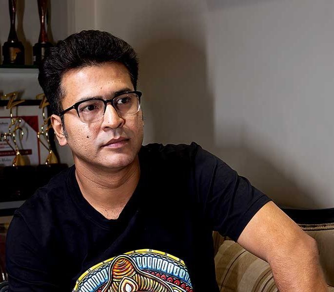 কাগজ.. কাগজ আমরা দেখাবো- অভিনেতা ও গায়ক অনির্বাণ ভট্টাচার্যকে দেখতে হচ্ছে কাগজ!