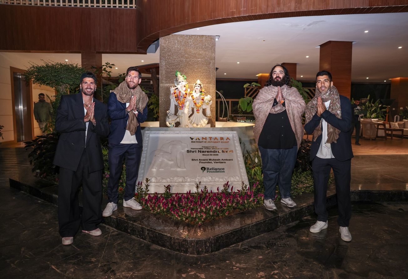 দিল্লি সফরের পর লুইস সুয়ারেজ এবং রদ্রিগো ডি'পলকে নিয়ে জামনগরে পৌঁছোন মেসি!