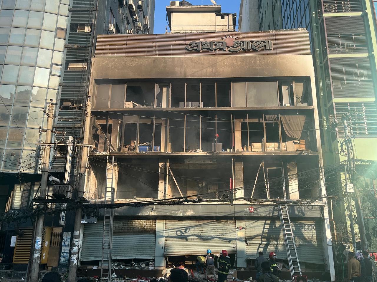 বাংলাদেশের কট্টরপন্থীরা দেশের শীর্ষ দুই গণমাধ্যম  প্রথম আলো ও দ্য ডেইলি স্টার অফিসে ভাঙচুর চালিয়ে আগুন ধরিয়ে দেয়!