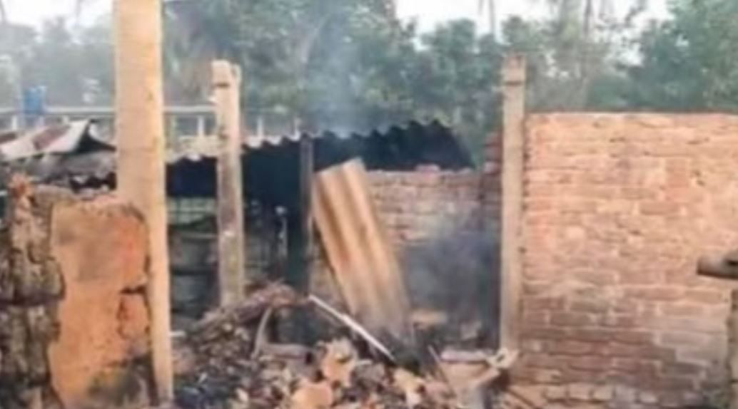 পূর্ব মেদিনীপুর জেলার দিঘার রামনগর বাজারে ভয়াবহ অগ্নিকাণ্ডে দুটি মিষ্টির দোকান!