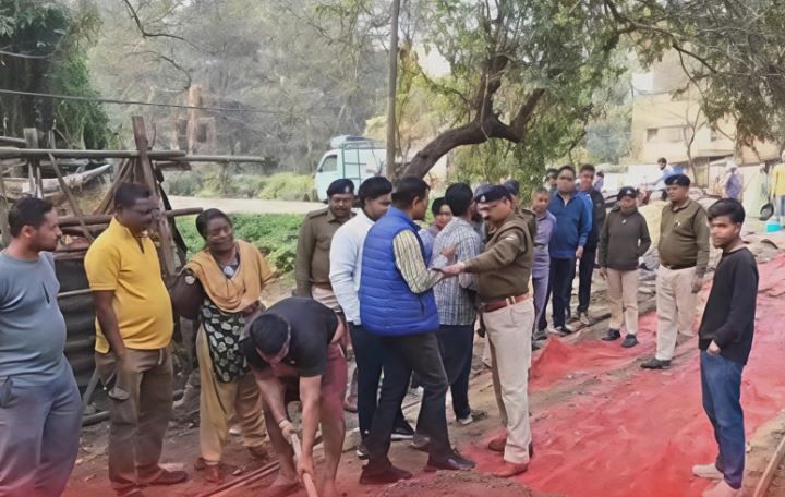 খড়গপুরে "আমাদের পাড়া- আমাদের সমাধান" রাস্তা নির্মাণ নিয়ে রেল-পৌরসভা সংঘর্ষ, ২৭ নম্বর ওয়ার্ডে উত্তেজনা!