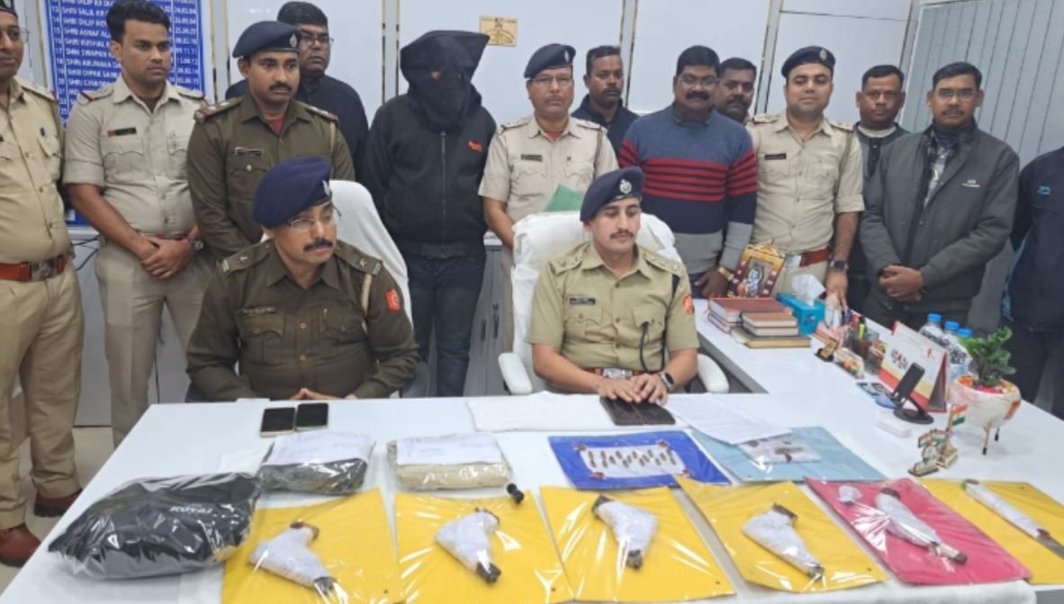 খড়গপুর টাউন থানার পুলিশ অস্ত্র পাচারের অভিযোগে এক অপরাধীকে গ্রেপ্তার!