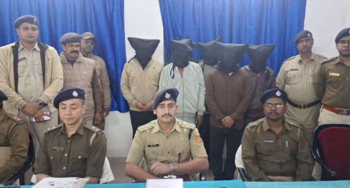 খড়গপুর গ্রামীণ থানার পুলিশের জালে  ধরা পড়ল আন্তঃরাজ্য ডাকাত দল , ৭ জন গ্রেফতার, ২২ কেজি গাঁজা, একটি স্করপিও গাড়ি!
