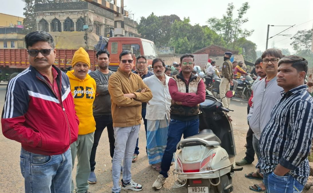 রেলগেট জ্যাম নিয়ে চন্দ্রকোনা রোডবাসীর ডেপুটেশনের জেরে নড়েচড়ে বসল রেল কর্তৃপক্ষ!