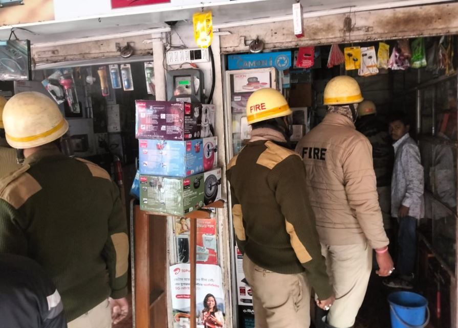পশ্চিম মেদিনীপুর জেলার খড়গপুর শহরের মালঞ্চ রোডে ইলেকট্রনিক্স দোকানে আগুন!