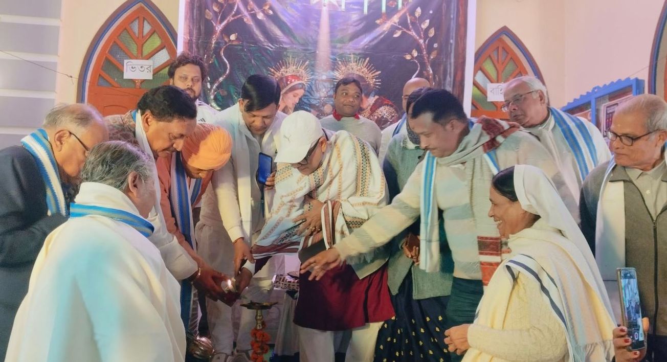 বড়দিনের উৎসবে আলোর  সেজে উঠেছে মেদিনীপুরের নির্মল হৃদয় আশ্রম চার্চের স্কুল!