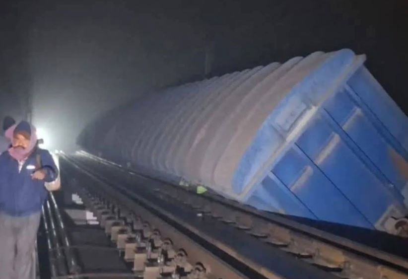 ফের বড় রেল দুর্ঘটনা : বিহারে ট্রেন দুর্ঘটনা, ১৭টি বগি লাইনচ্যুত, নদীতে পড়ে গেল ৩ ক্যান!