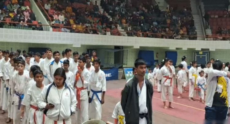 দুর্গাপুরের সিধু কানহু ইনডোর স্টেডিয়ামে অনুষ্ঠিত হল রাজ্যস্তরের ক্যারাটে প্রতিযোগিতা!