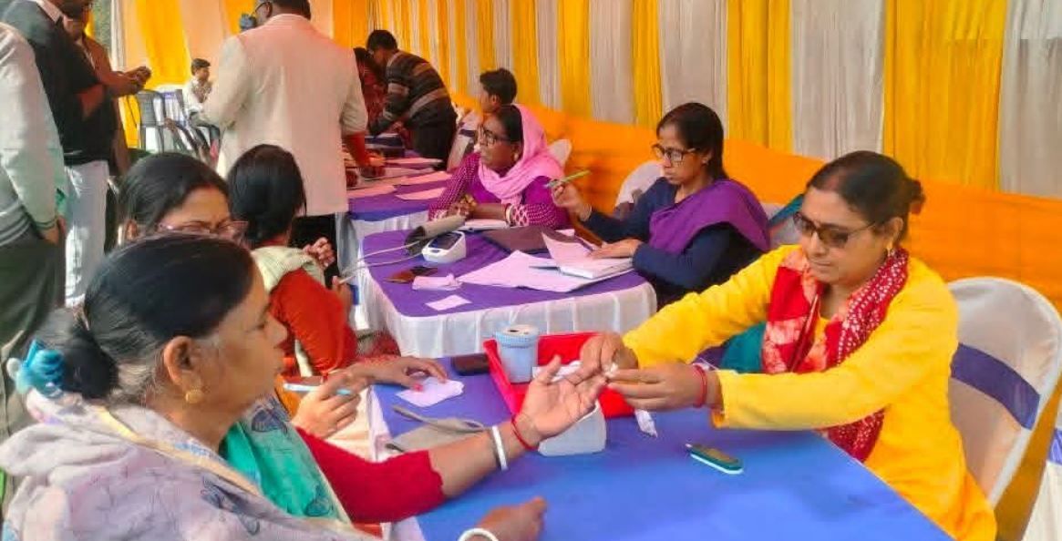 পশ্চিম মেদিনীপুর জেলার  চন্দ্রকোনারোড সারদাময়ী হাই স্কুলের উদ্যোগে বিনামূল্যের স্বাস্থ্য পরীক্ষা ও পরিষেবা শিবির!