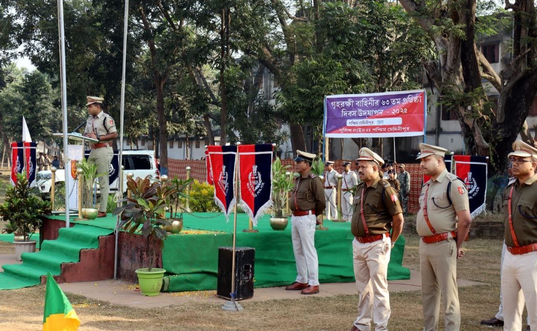 পশ্চিম মেদিনীপুর জেলা পুলিশের উদ্যোগে কুচকাওয়াজ এবং রক্তদান শিবির!
