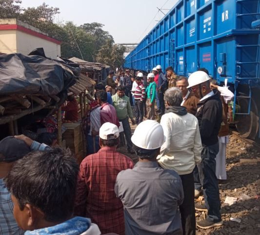 ভোগপুর স্টেশন সংলগ্ন দোকান বা গুমটি উচ্ছেদের পরিকল্পনা রুখে দিল ক্ষুদ্র দোকানদারেরা!