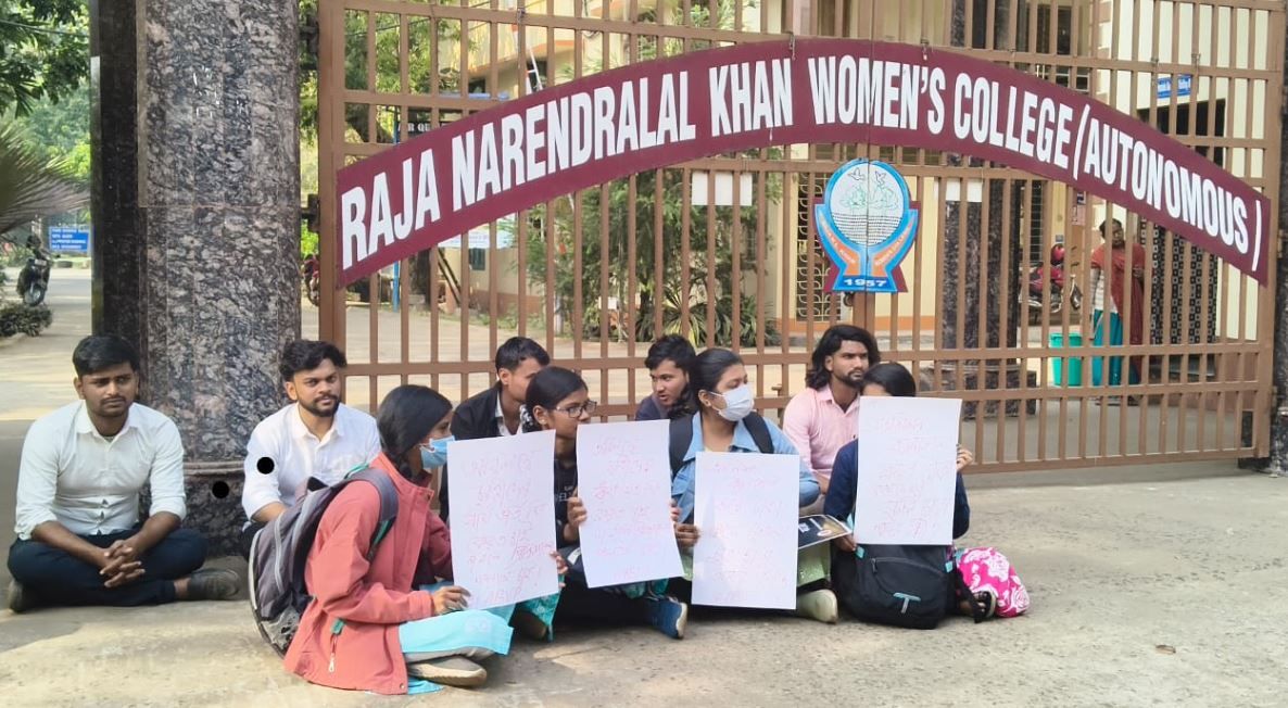 ভর্তি বাতিলের পরেও ভর্তির ফি ফেরৎ না দেওয়ার প্রতিবাদে মেদিনীপুর রাজা নরেন্দ্র লাল খান মহিলা বিদ্যালয়ের গেটে বিক্ষোভ!