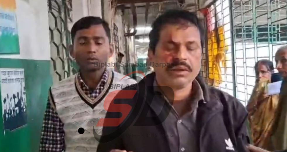 বিএলআরও অফিসের মধ্যেই ধারালো অস্ত্র নিয়ে হামলার শিকার হলেন অফিসের এক অস্থায়ী কর্মী!