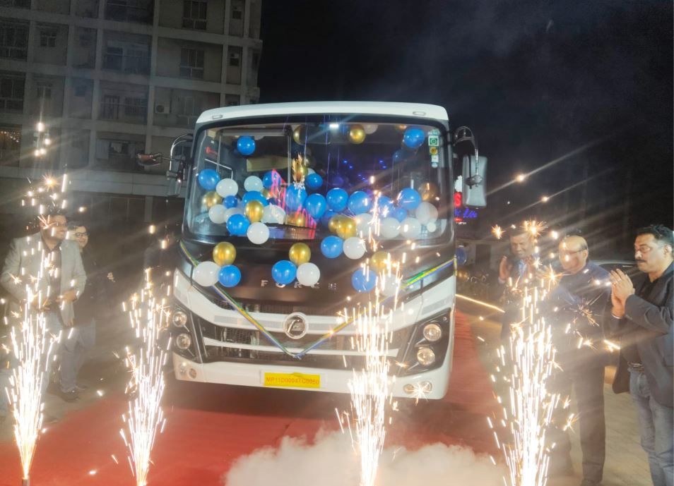 খড়গপুর শহরে  ফোর্স কোম্পানি ট্রাভেলার মনোবাস উদ্বোধন!