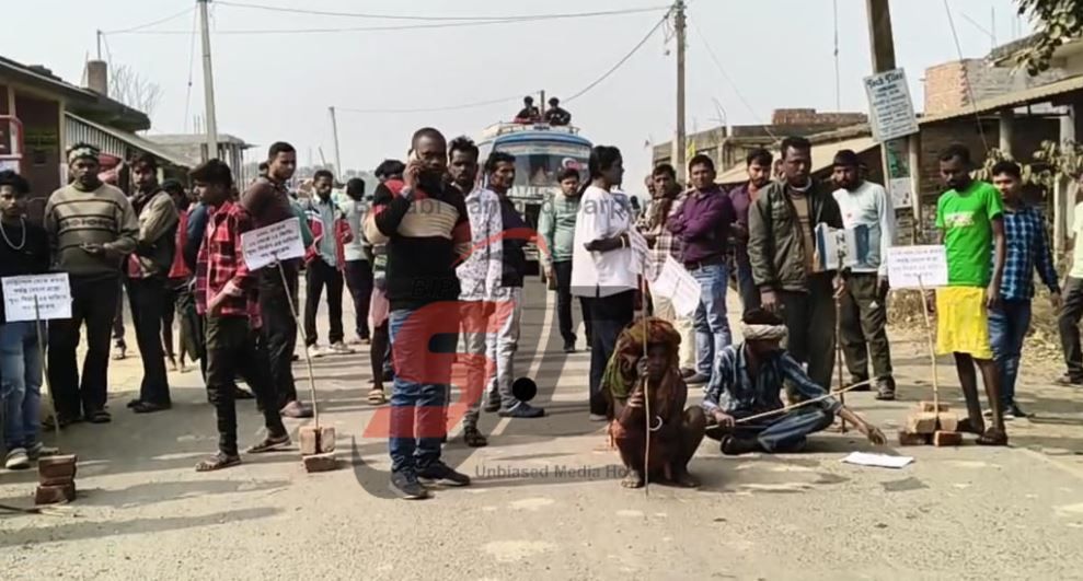 পশ্চিম মেদিনীপুরের শালবনী ব্লকের মেদিনীপুর–লালগড় রাজ্য সড়কের রাস্তা সংস্কারের দাবিতে পথ অবরোধ, ক্ষোভে ফুঁসছেন এলাকাবাসীরা!