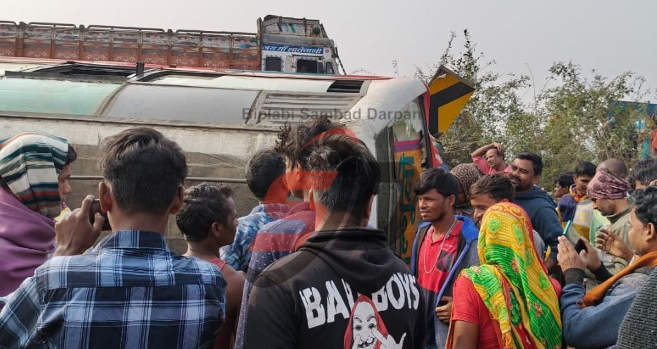 মেদিনীপুর থেকে লালগড়গামী একটি যাত্রীবাহী বাস ভয়াবহ দুর্ঘটনার!
